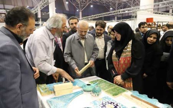 نمایشگاه صنایع‌ دستی در قم برپا شد